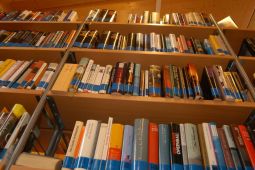 Große Auswahl an Büchern und Zeitschriften